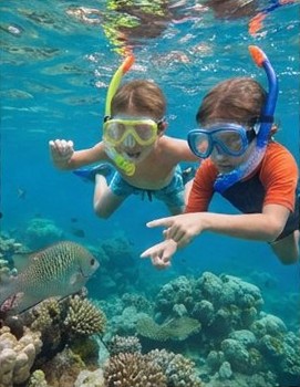Ta photo plein cadre : deux enfants en snorkeling à Moorea
